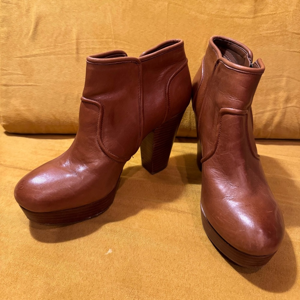 9M Gianni Bini Platform Bootie